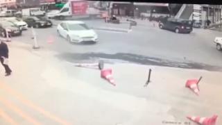 İstanbul'da lodos kamyonetleri devirdi: O anlar kamerada