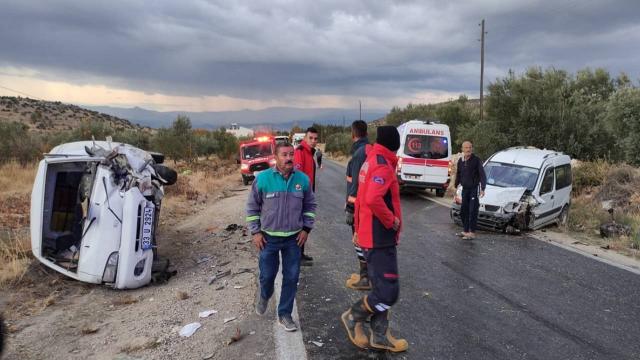 Mersinde minibüs ile ticari araç çarpıştı: 3 yaralı