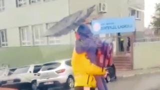 Rüzgardan yürüyemeyen öğrenciye polis yardım etti