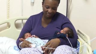 Yunanistan ölüme itmişti, Senegalli anne ikizlerini kucağına aldı