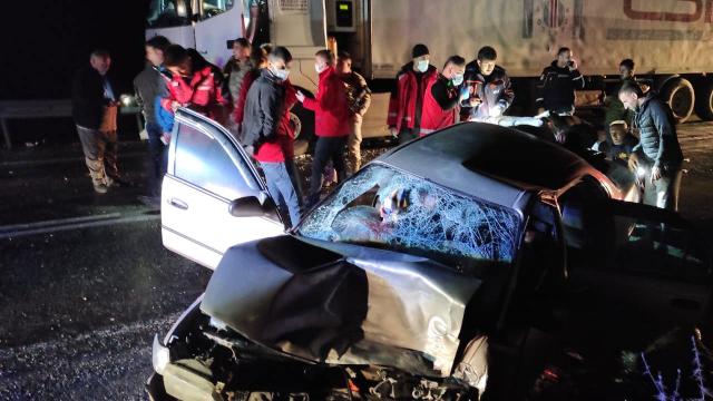 Siirtte otomobil tırla çarpıştı: 1 ölü, 5 yaralı