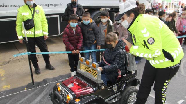 Sinopta öğrencilere `Mobil Trafik Eğitim Tırı`nda eğitim verildi