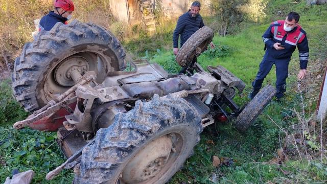Sakaryada devrilen traktörün sürücüsü hayatını kaybetti