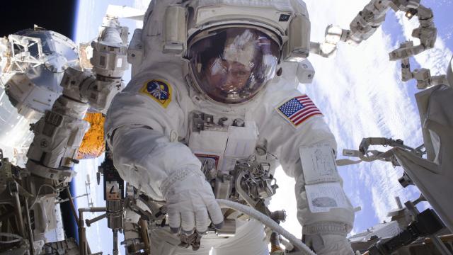 NASA: Astronotların uzay yürüyüşü yörüngedeki çöpler sebebiyle ertelendi