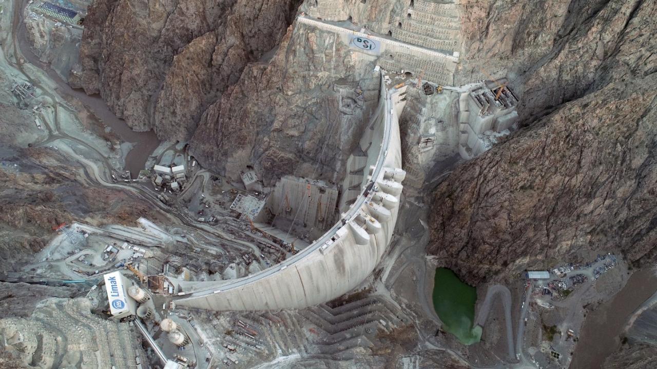 Gövde yüksekliği 100 katlı gökdelene eş değer 