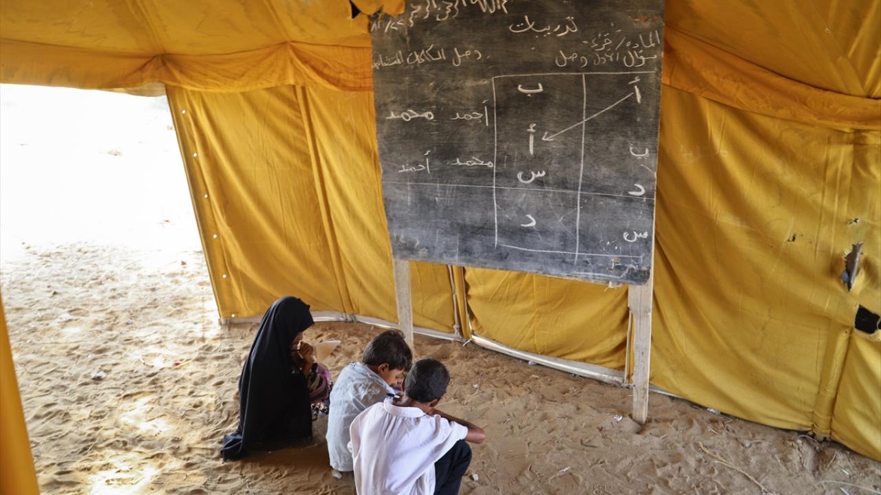 Öğretmen de öğrenci de geçim derdinde