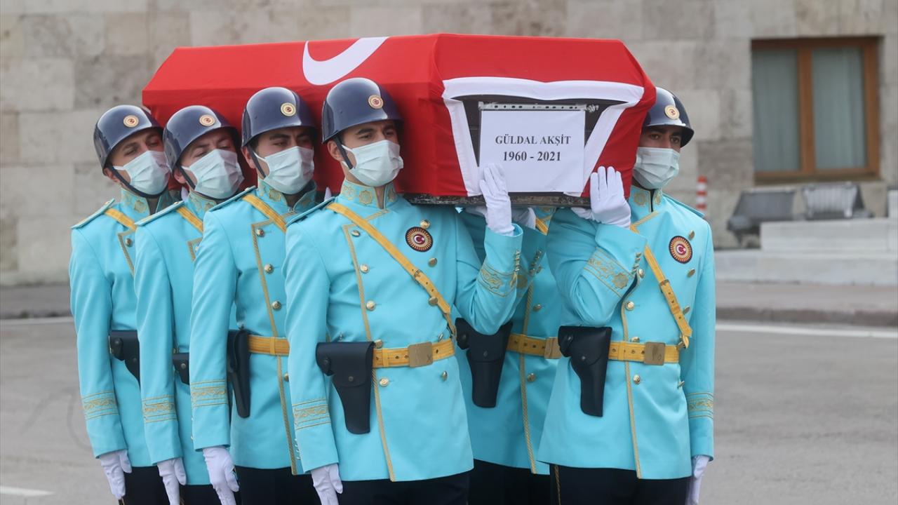 Akşit, 58. ve 59. hükümetlerde bakan olarak görev yaptı