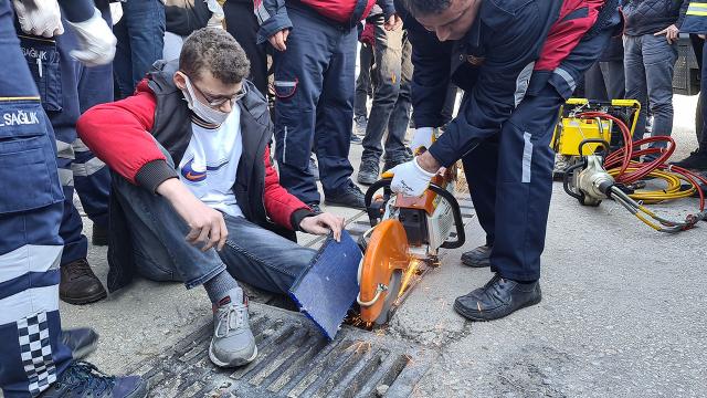 Ayağı mazgala sıkışan genci itfaiye kurtardı