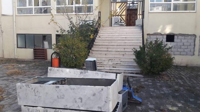 Caminin klimalarını ve avizelerini çaldılar