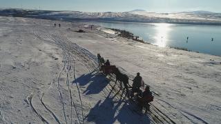 Atlı kızakçılar Çıldır Gölü'nün donmasını bekliyor