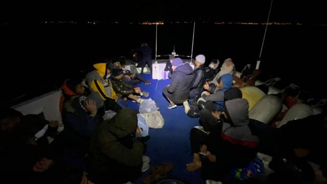 İzmir açıklarında 29 düzensiz göçmen yakalandı