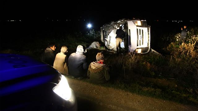Düzensiz göçmenleri taşıyan minibüs tarlaya devrildi