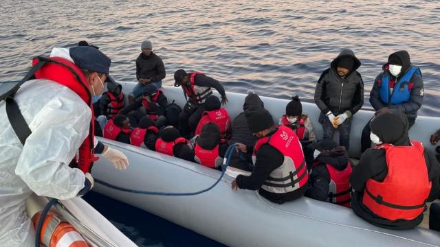 İzmir açıklarında 24 düzensiz göçmen kurtarıldı