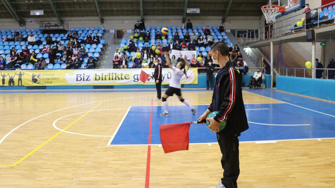 Voleybol maçının hakemi engelliler oldu