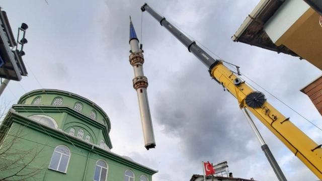 Kocaelide fırtına nedeniyle yan yatan caminin minaresi kaldırıldı