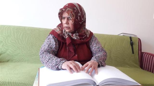 67 yaşındaki görme engelli kadın hafız oldu