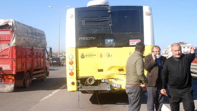 Kamyon İETT otobüsüne çarptı: 4 yaralı