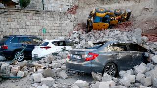 Kayseri'de istinat duvarı çöktü, 4 otomobil hurdaya döndü