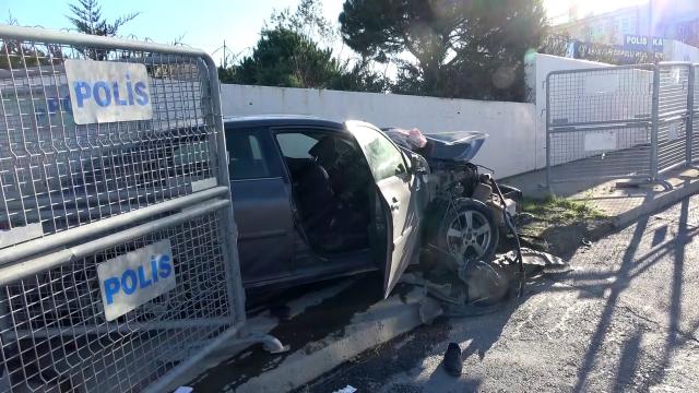 Araç sürücüsü önce kamyona sonra duvara çarptı