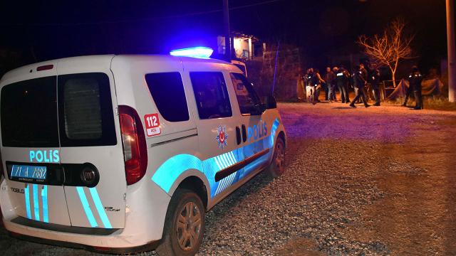 Darbettikleri yaşlı adamın tabancası ve parasını gasp ettiler