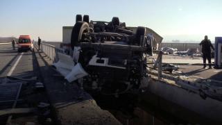 Korkuluklara çarpan tır köprüde asılı kaldı