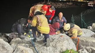 Düşen telefonunu almak isterken kayalıkların arasına sıkıştı