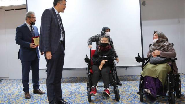 Kütahyada lise öğrencilerinden engellilere akülü sandalye desteği