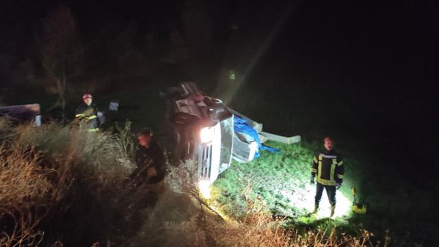 Manisada kamyonet şarampole devrildi: 3 yaralı