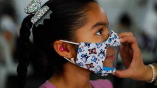 İşitme engelli Maria maskesi sayesinde daha rahat iletişim kurabiliyor