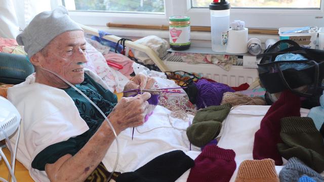 80 yaşındaki Meliye nine Mehmetçike çorap örüyor