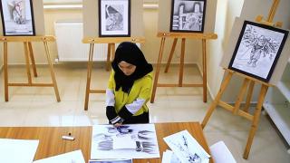 Karakalem çizimleriyle engelleri aştı