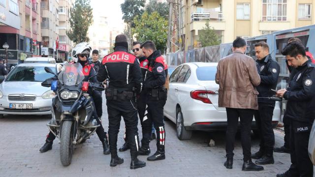 Şanlıurfada öğrencilerle okula gelen kişiler arasında kavga: 6 gözaltı