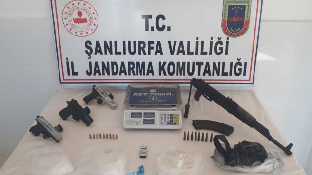 Şanlıurfada toprağa gömülü uyuşturucu ve silah ele geçirildi
