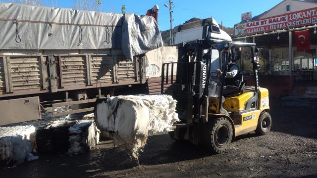 Adıyamanda pamuk yüklü tır yandı