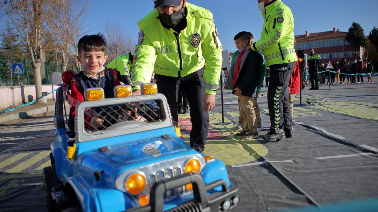 Çorum'da öğrencilere `Mobil Trafik Eğitim Tırı`nda eğitim verildi