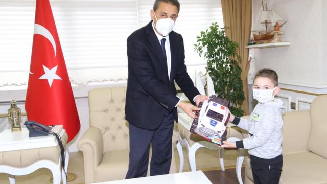 Vali Karaömeroğlu, vali olmak isteyen öğrenciyi makamında misafir etti