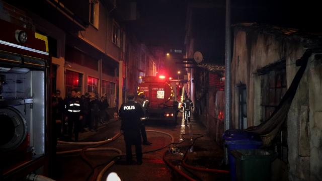 Bursada marangoz atölyesinde çıkan yangın söndürüldü