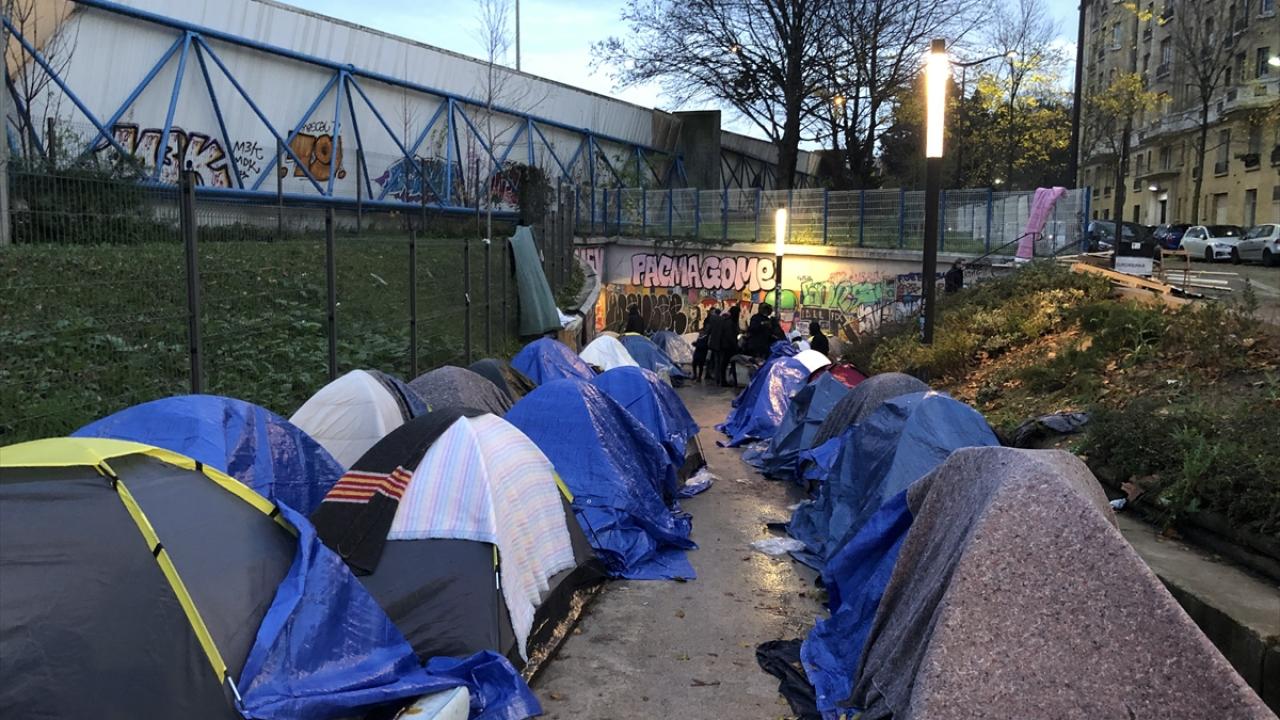 Devletin kayıtsız kaldığı göçmenlere çevre sakinleri yardım ediyor