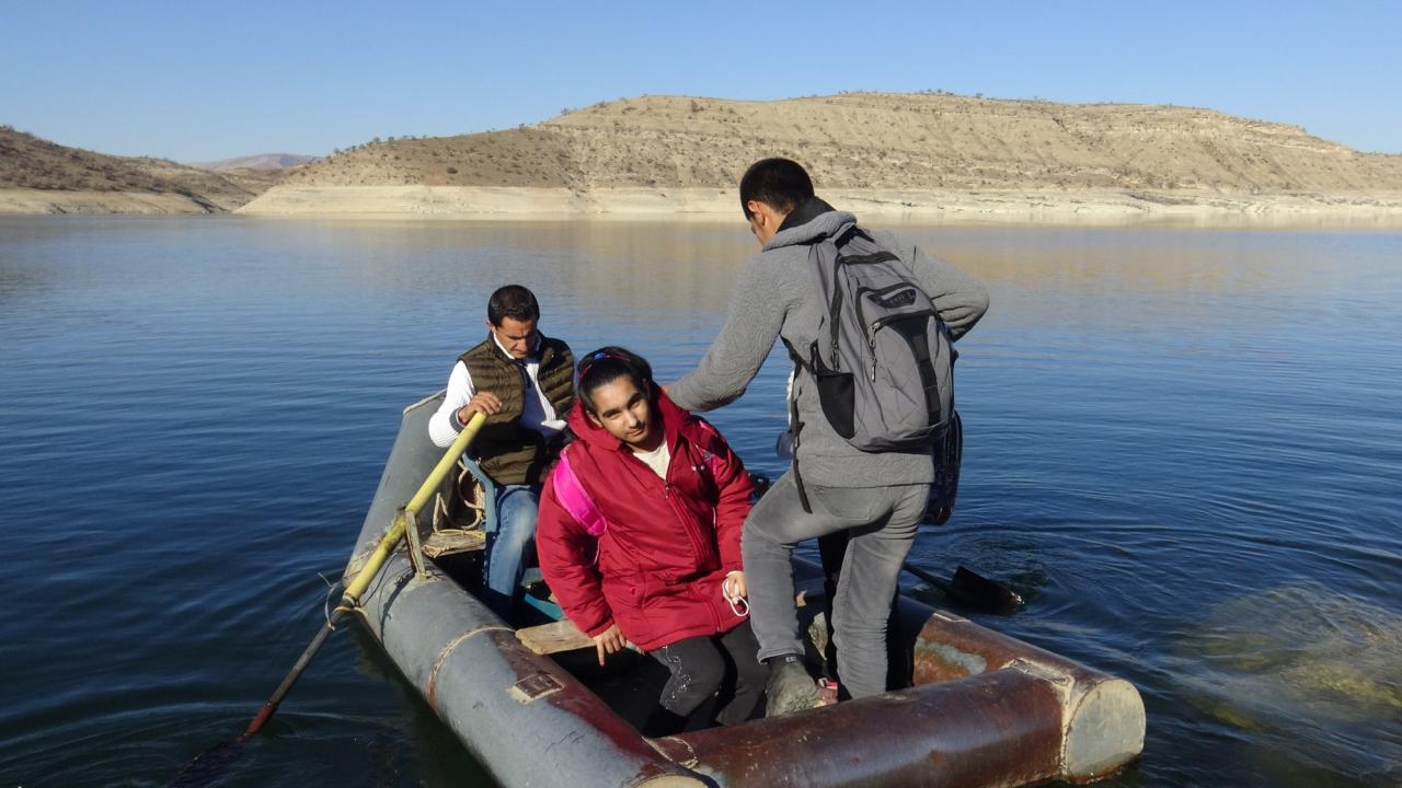 Çocukları için kayık yaptı