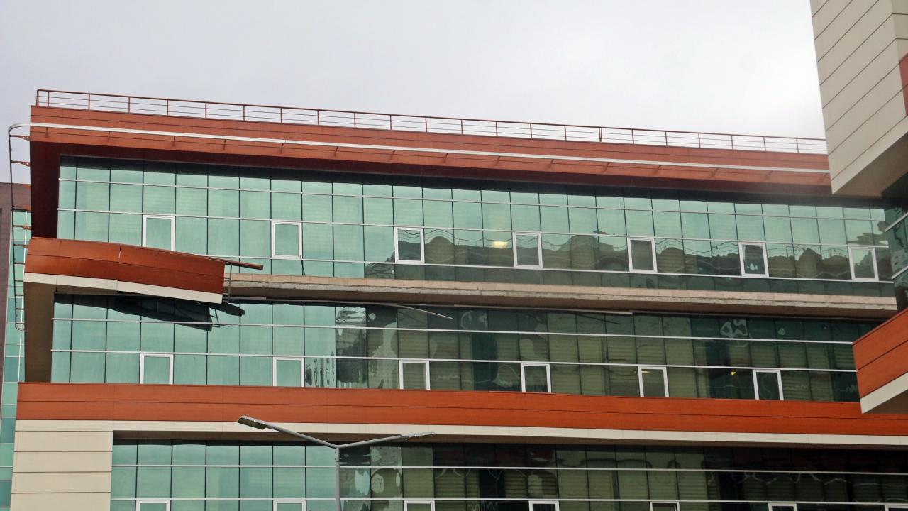 Hastanenin dış cephesi koptu