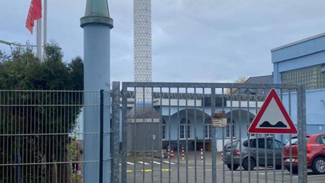 Almanyada ırkçı saldırı: Cami kapısına domuz başı asıldı