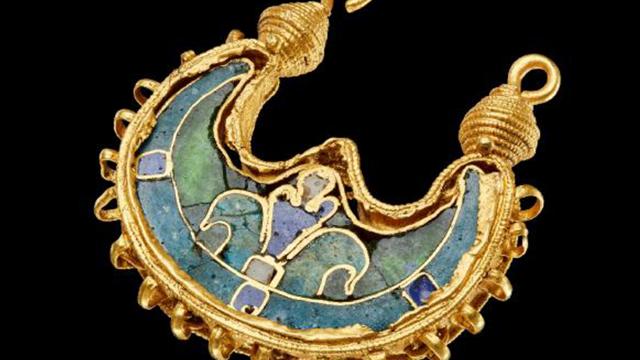 Vikinglerden kalma altın küpe bulundu