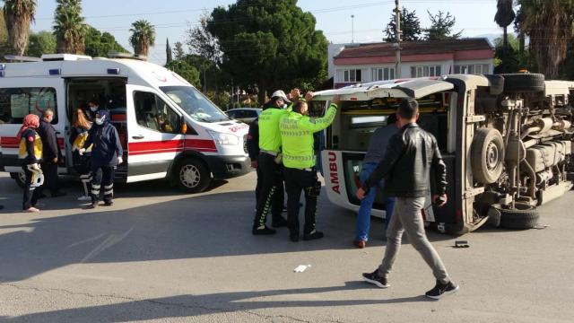 Osmaniyede yaralı taşıyan ambulans devrildi: 4 yaralı