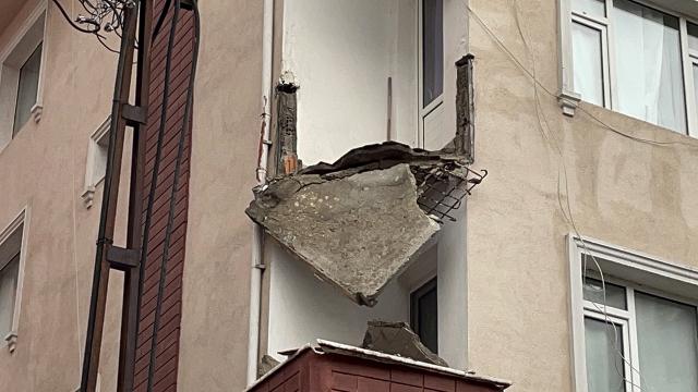 İstanbulda evin balkonu çöktü: Bina tahliye edildi