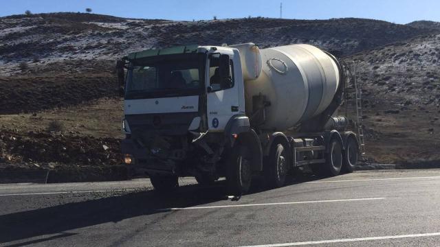 Bingölde otomobil ve beton mikseri çarpıştı