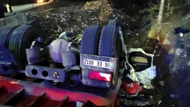 Boluda, dere yatağına TIR devrildi: 1 ölü
