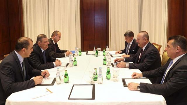 Bakan Çavuşoğlu, Dohada Suriye eski Başbakanı Hicab ile görüştü