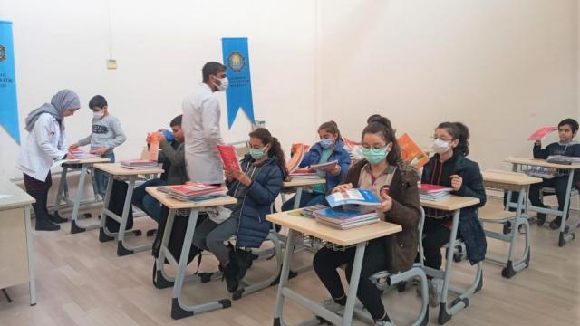 Diyarbakır Büyükşehir Belediyesi, 7 bin öğrenciye kaynak kitap hediye etti
