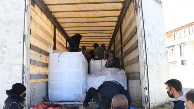 Tır dorsesinde 56 düzensiz göçmen yakalandı