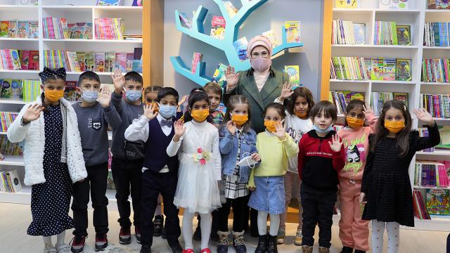Emine Erdoğan Siirtteki bir okulun kütüphane açılışını yaptı